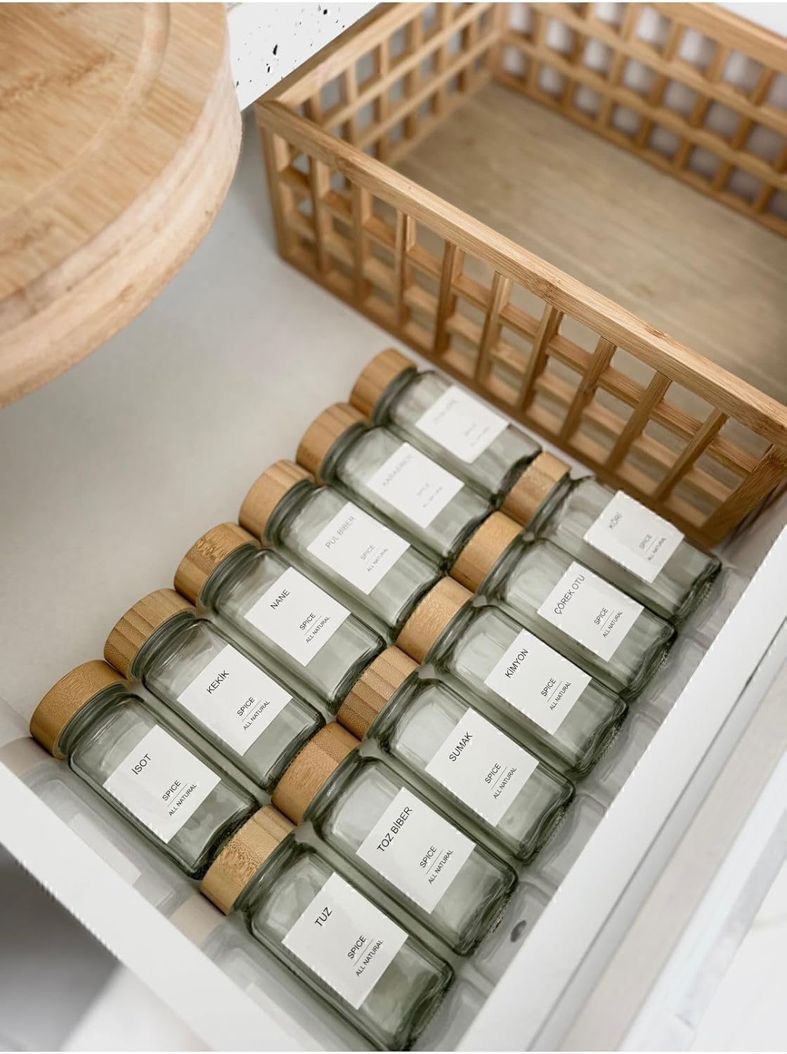 12’Li Bambu Kapaklı Kare Formlu Cam Baharatlık Seti / 16 Adet Etiket İle Gönderilir.