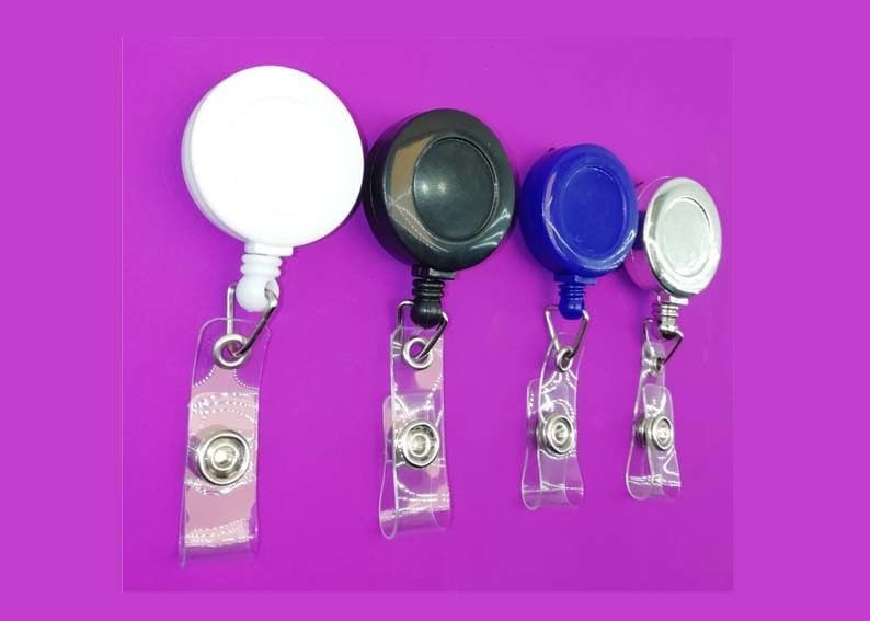 - Karışık Renkli Yoyo Yaka Kartı Tutucu 1 Adet