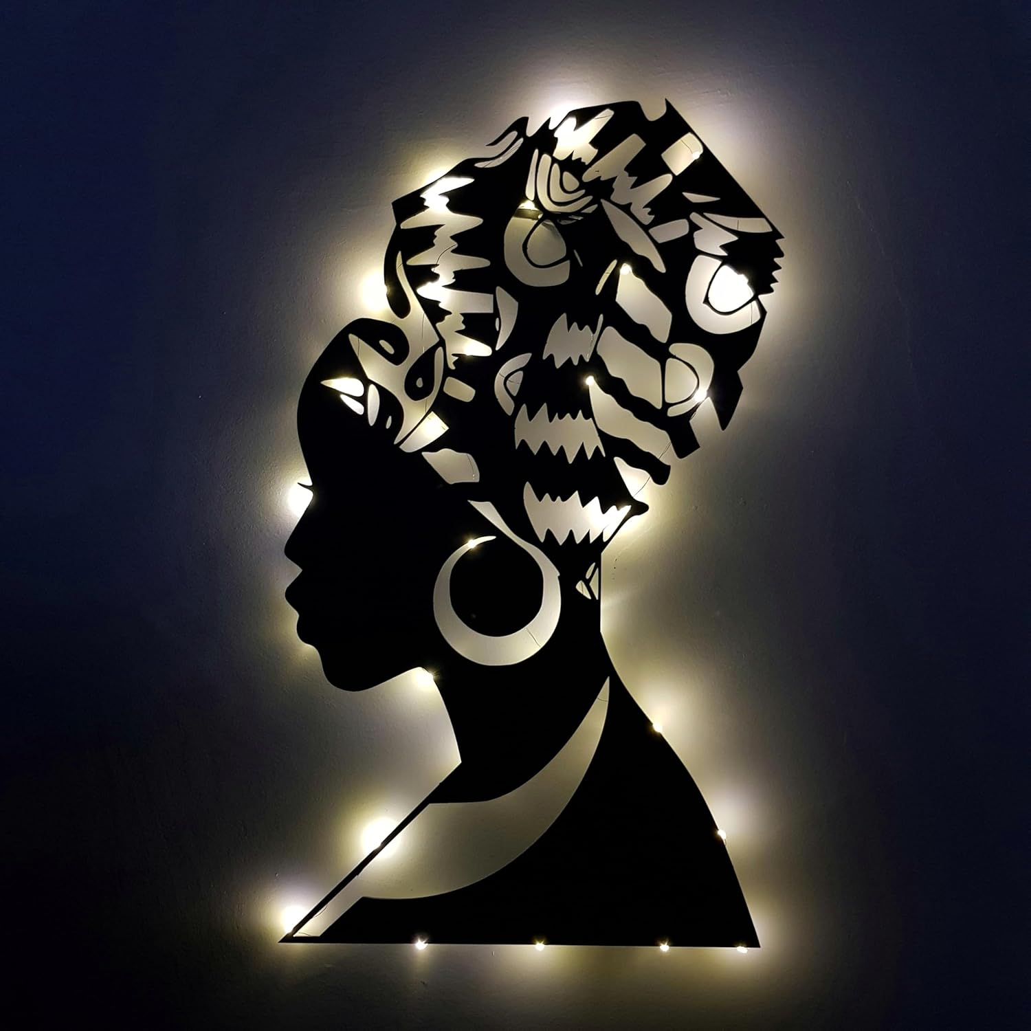 Afrikalı Kadın Metal Duvar Dekoru LED Işıklı | Siyah Kraliçe Metal Duvar Dekoru | Afrika Sanatı | Kültürel Miras Hediyesi | 61x36 cm (24x14 inç)