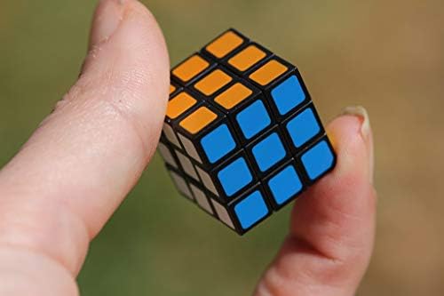 Alternative view of World's Smallest Toys Dünyanın en küçük rubik
