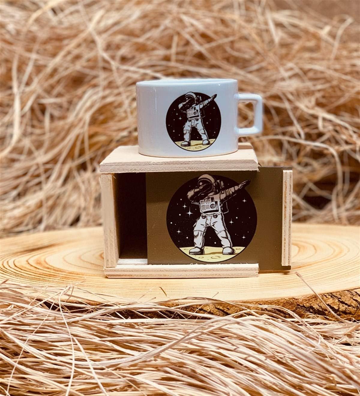 Alternative view of The Dab Hareketi Yapan Astronot Tasarımlı Ahşap Kutulu Kupa