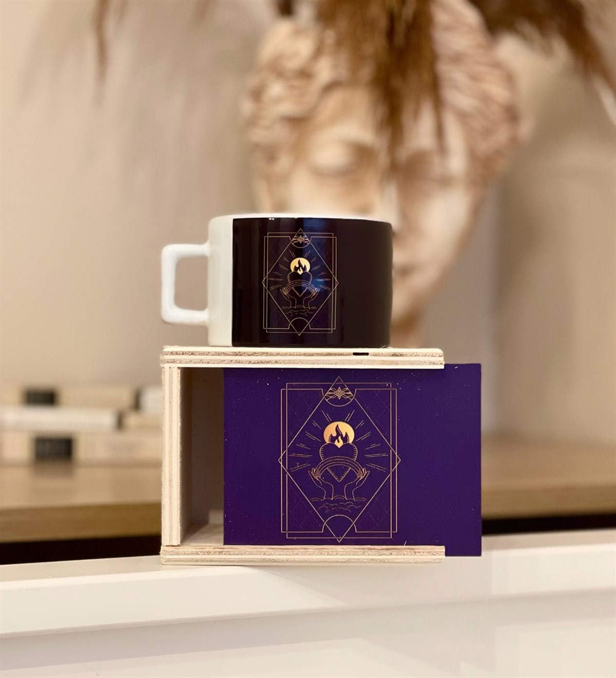 Alternative view of Tarot Gökkuşağı Kalp Ateş Tasarımlı Kutulu Kupa