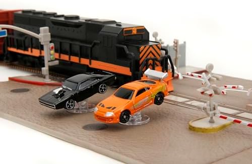Jada Toys Hızlı ve Öfkeli Tren Sahnesi - Diorama 2 Model Araba (Dodge Charger ve Supra), Tren ve Hızlı ve Öfkeli Filminin Final Yarış Sahnesi için Aksesuarlar Dahil, 8 Yaş ve Üzeri