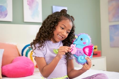 POLLY POCKET™ BABAM VE BEN™ denizatı çanta Polly Babam ve Ben denizatı çanta, 2 mikro bebek, evcil hayvanlar ve 13 aksesuar, 2'si 1 arada çanta ve oyuncak ile Shani HWP03