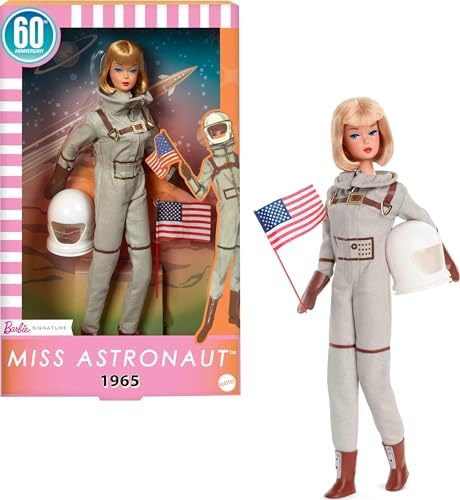 Gümüş rengi uzay kıyafeti, uzay botu ve astronot kaskı aksesuarıyla koleksiyona uygun Astronaut Bebek, 1965 tarihli klasik bebeğin yeni tasarımı, JBJ48