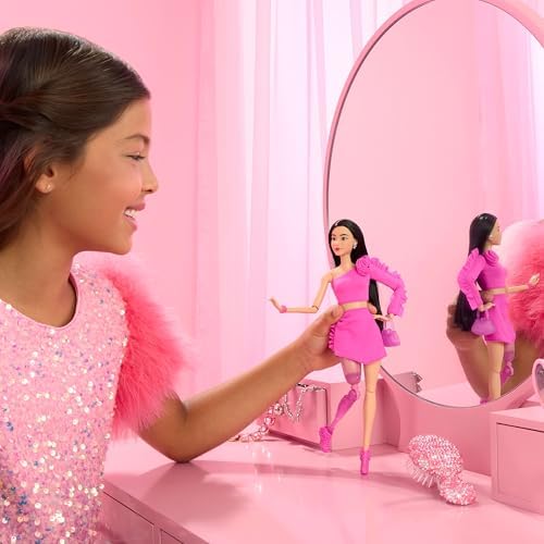 BARBIE STİL İKONU™ Bebek - Işıltılı Protez Bacaklı Klasik tarzındaki pembe bluz ve etek takımıyla protez bacaklı ve siyah saçlı Stil İkonu bebek (2) HYV26