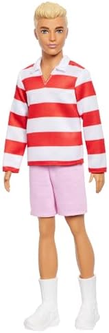 Fashionistas Ken Bebek Kırmızı beyaz polo tişörtü, pembe şortu, uzun beyaz çorapları ve spor ayakkabılarıyla sarışın, HYV01