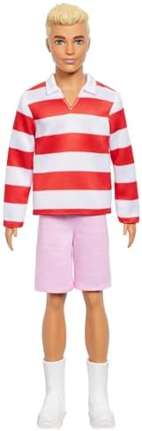 Alternative view of Fashionistas Ken Bebek Kırmızı beyaz polo tişörtü, pembe şortu, uzun beyaz çorapları ve spor ayakkabılarıyla sarışın, HYV01