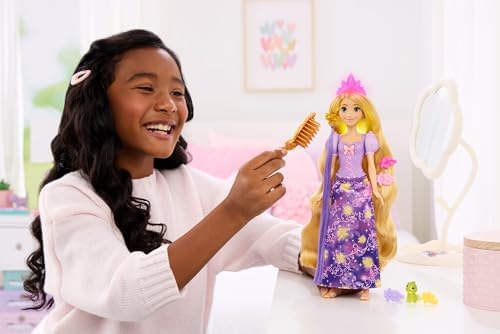 Alternative view of Mattel Işıklı saçlarıyla 'nin Karmakarışık filminden ilham alan Mattel Prensesi Rapunzel bebek, 4 parlayan ayrıntı, Pascal figürü ve 7 saç şekillendirme aksesuarı, JHL46
