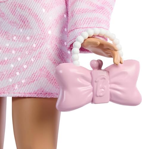Pembe kot ceket ve uyumlu bir etek giyen ve fiyonklu el çantası ile inci takı gibi aksesuarları olan sarı saçlı Stil İkonu bebek, 9 numara, JJN69