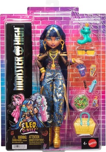 Kısa bluz ve altın rengi detaylı kot kargo pantolon giyen Cleo De Nile bebek, evcil yılanı Hissette ve salata, smoothie ve çanta gibi 7 aksesuar, JHK32