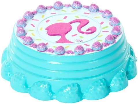 Sarı saçlarında pembe meçler olan ve doğum günü temasına uygun renkli bir elbise giyen 15 cm'lik küçük Club Chelsea bebek ve 4 parti aksesuarı, JJB37