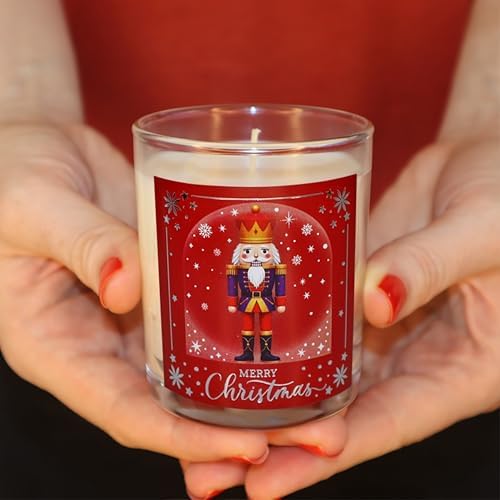 – Kurşun Asker (Nutcracker) Tasarımlı Mum, Kırmızı Renk Temalı, 135 g Doğal Bio, 40 Saat Yanma Süresi, Cam Kavanoz, Şık Bristol Kutulu, Yılbaşı Koleksiyonu Hazır Hediye