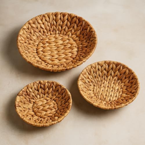 3'lü Hasır Dekoratif Tepsi Seti | Çok Amaçlı Sunum & Düzenleyici | Mutfak, Salon, Bahçe | El Yapımı Su Sümbülü Dokuma | 3 Boy (27cm-5cm, 31cm-6cm, 35cm-7cm)