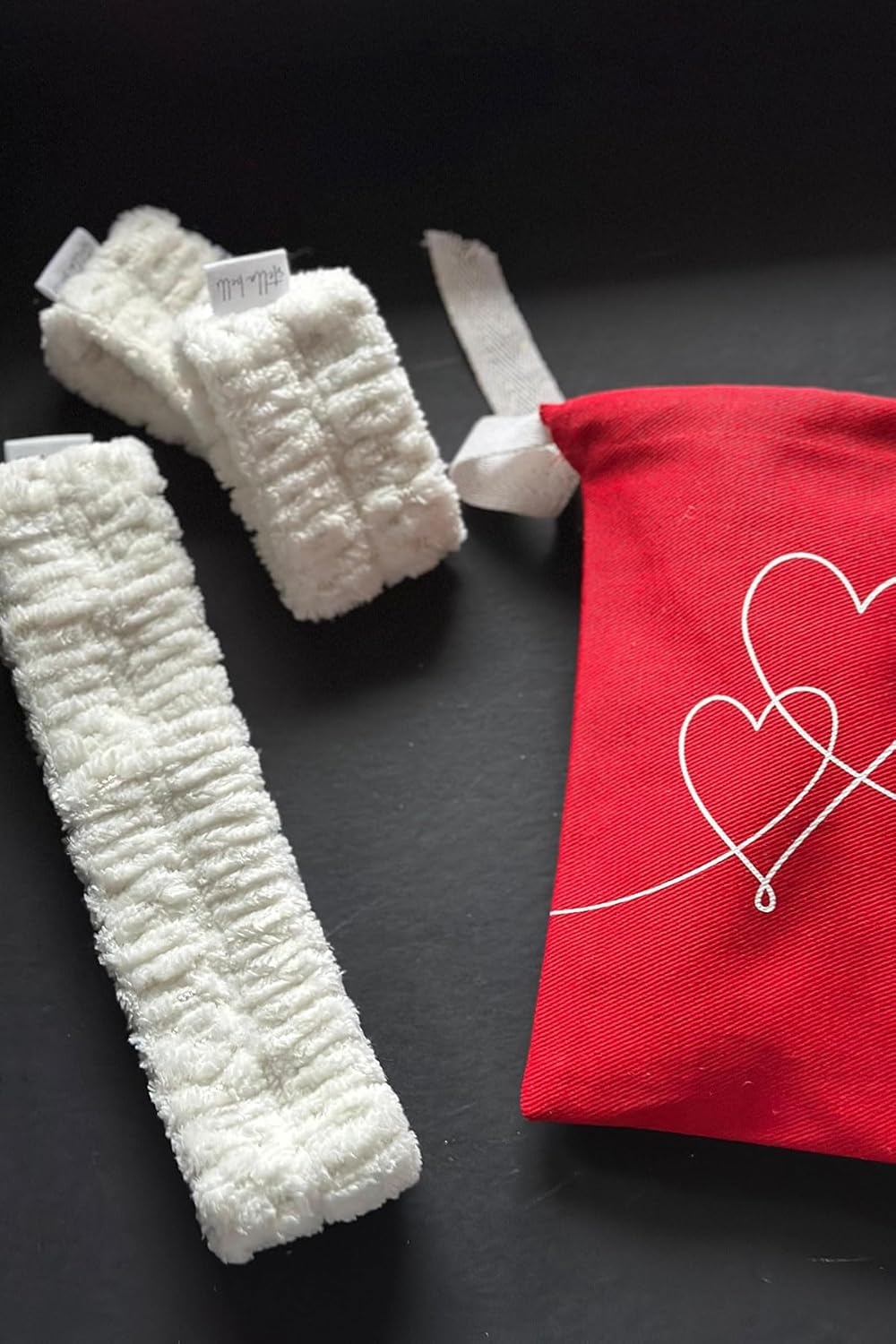 Alternative view of Mikrofiber Saç Bandı ve Bileklik Seti, Yumuşak Beyaz, Yüz Yıkama ve Makyaj İçin, Kırmızı Keseli, 4 Parça