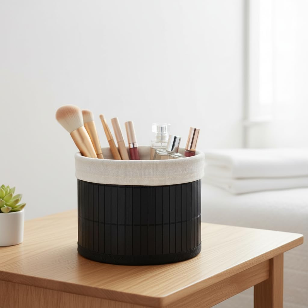 Yuvarlak Bambu Düzenleyici ve Saklama Sepeti – Siyah Ahşap Çıtalı Banyo, Makyaj ve Ofis Organizeri, Kumaş Astarlı Çok Amaçlı Dekoratif Kutu (18x13 cm)