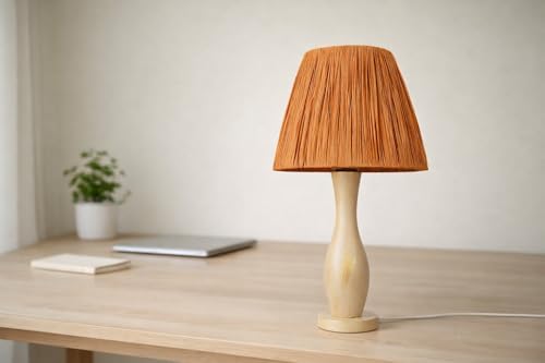 Aurelio Handmade Şapkalı Masa Lambası – Doğal Ahşap Gövde, Pliseli Kumaş Şapka, 47 cm Toplam Yükseklik, 25 cm Şapka Çapı, E27 Uyumlu Dekoratif