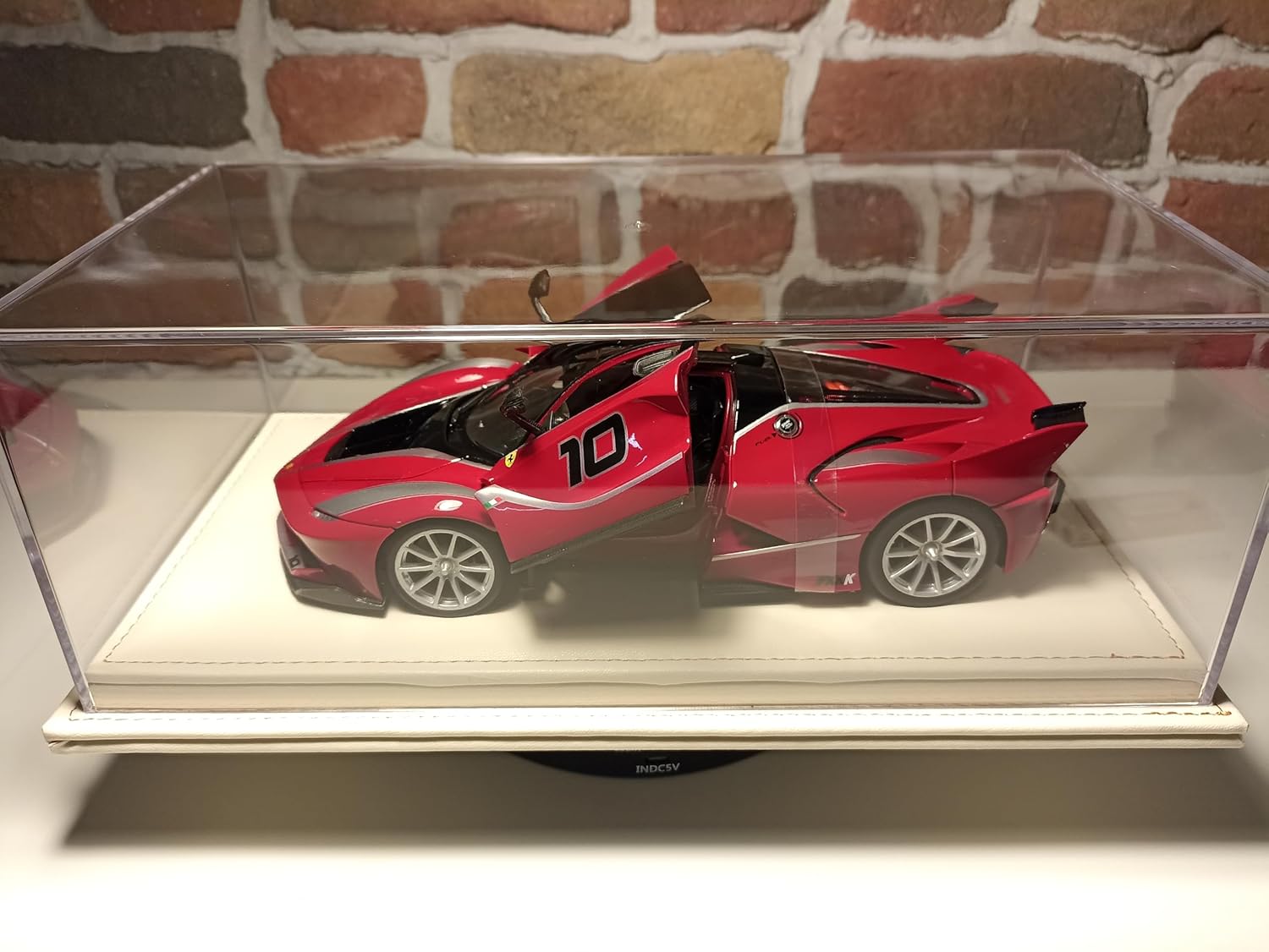 1/18 ÖLÇEK MODELLER İÇİN DERİ TABANLI PLEKSİ SERGİ KUTUSU.SHOWCASE