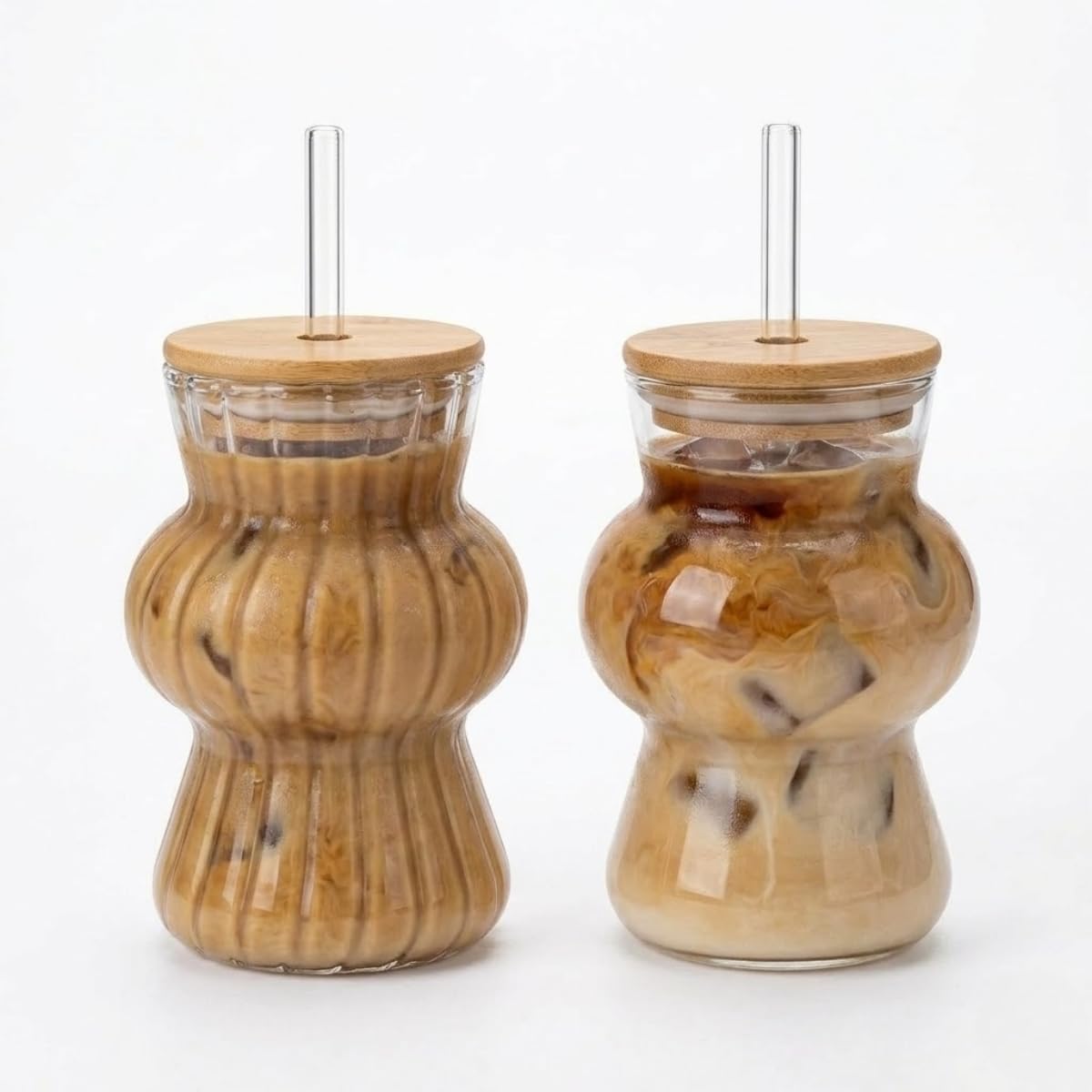 İkili Cam Soğuk Kahve Bardağı 2’li Set – Bambu Kapaklı ve Cam Pipetli, 350 ml Estetik Tasarım, Iced Coffee & Smoothie Bardağı (13 cm)