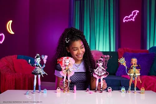 Havalı Doğum Günü pasta seti ve Clawdeen Wolf bebek, pasta kreması ve süsleme şırıngası gibi 20'den fazla aksesuar içeren pasta süsleme temalı oyun seti, JBG78