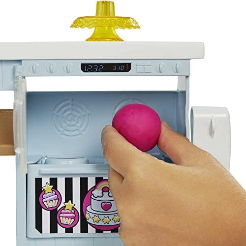 Pasta Dükkanı Oyun Seti ve Pembe Saçlı 30 cm Minyon Bebek, Fırın Standı, Pasta Yapma Özelliği, 20'den Fazla Oyun Parçası, 3 Yaş ve Üzeri için (HGB73)