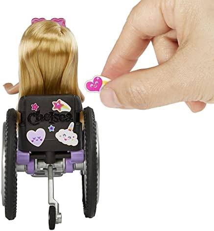 Chelsea bebek ve tekerlekli sandalye, hareketli tekerlekli, rampa, çıkartma levhası ve aksesuarları, sarı saçlı küçük bebek - Görsel 3