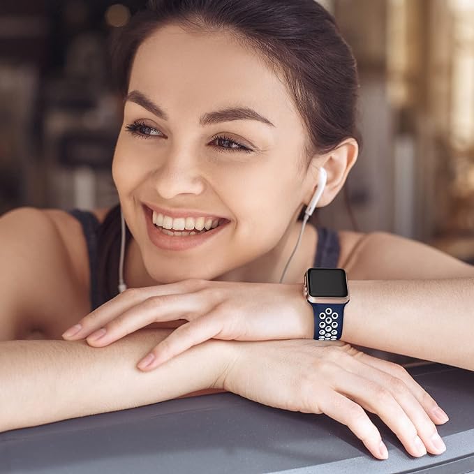 Apple Watch Seri 1/2/3/4/5/6/7/8/se İle Uyumlu Delikli Silikon Kordon Kayış 38-40-41 mm (Lacivert - Beyaz) - Görsel 3