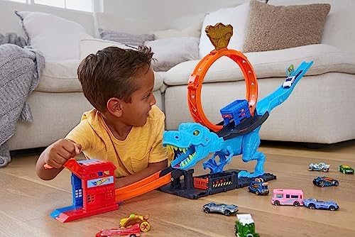 Dinozor ile Mücadele™ Oyun Seti 1 adet oyuncak araba içeren ™ şehri pist seti, T-Rex akrobasi ve yarış çemberli oyun seti HKX42 - Görsel 2