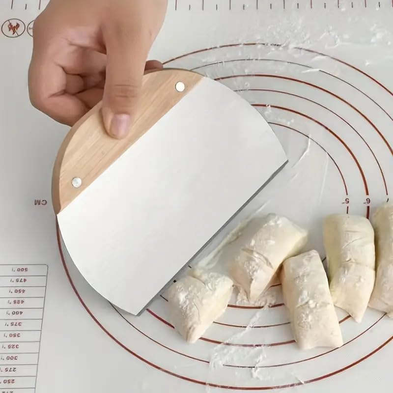 Paslanmaz Çelik Hamur Kesici ve Kazıyıcı – Ölçekli, Meşe Saplı, Ergonomik Tasarım, Mutfak Ekmek ve Pizza Hamuru Bölücü, 15.5 x 11 cm