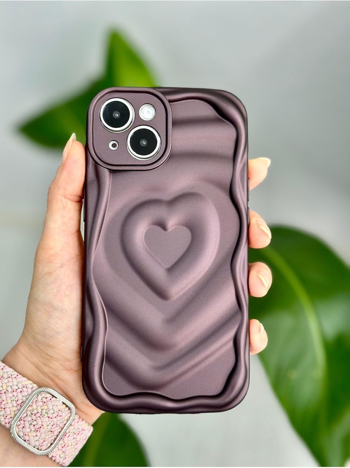 Apple Iphone 13 ve 14 ile Uyumlu 3D Mat Kabartma Kalp Desenli Kamera Korumalı Silikon Kılıf