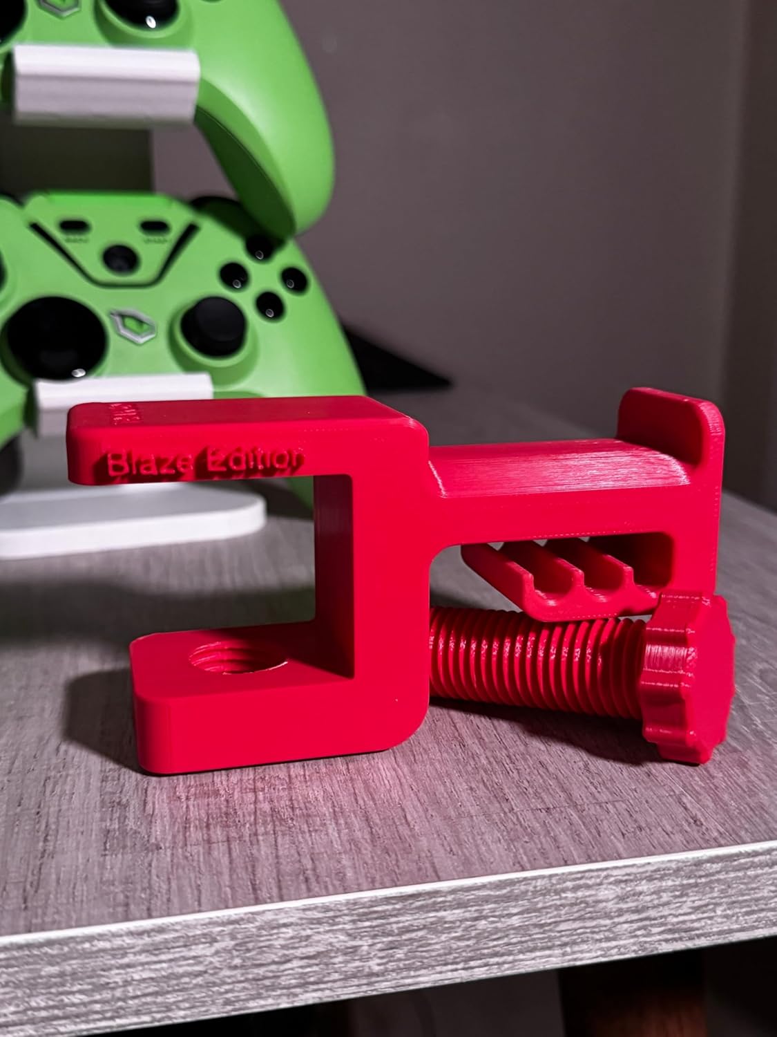 Premium Kırmızı Asılabilir Masa Kenarı Kulaklık Standı – Blaze Edition V5 | Kaydırmaz Keçeli, Ergonomik ve Sağlam
