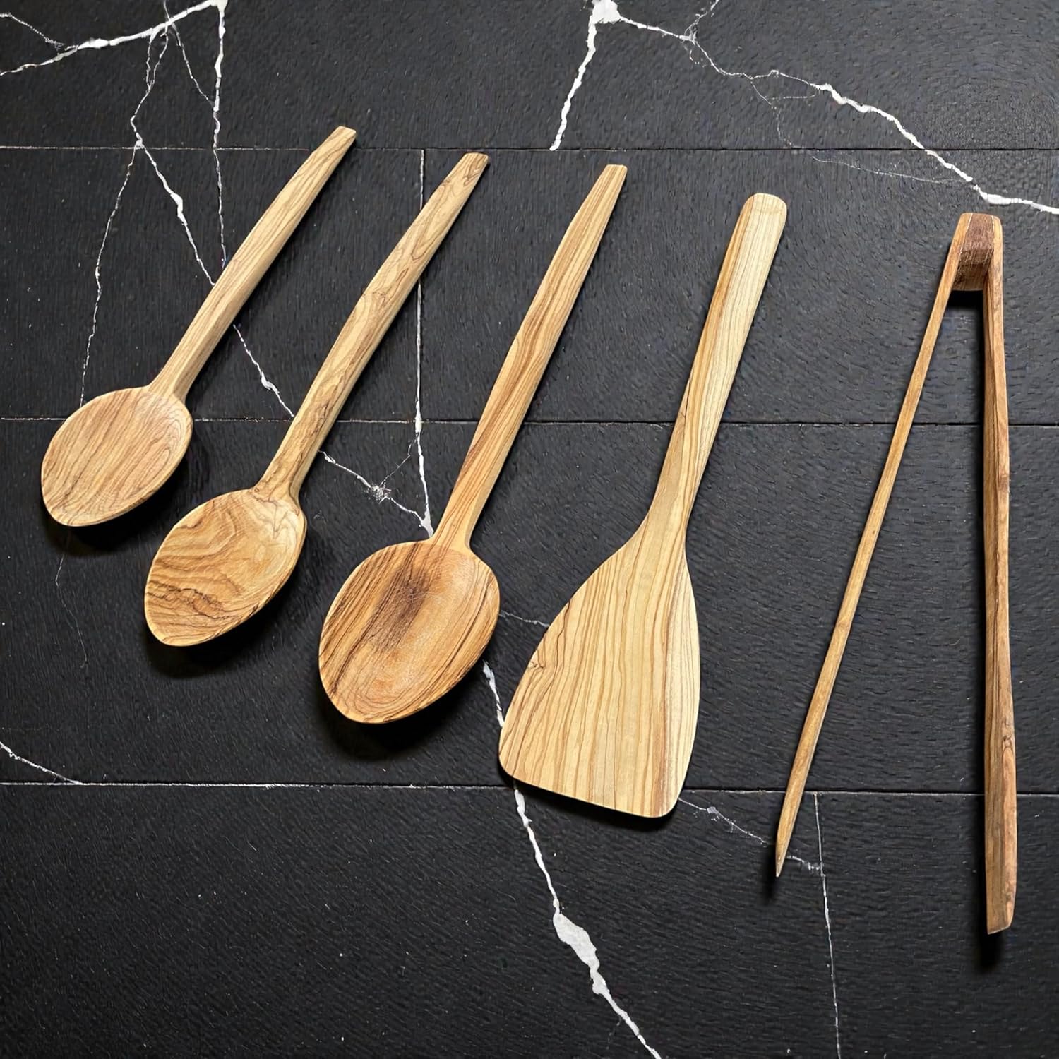El Yapımı Doğal Zeytin Ağacı 5 Parça Mutfak Seti - Sağlıklı Pişirme ve Servis Gereçleri (3 Boy Kaşık, Spatula ve Servis Maşası) - Görsel 3